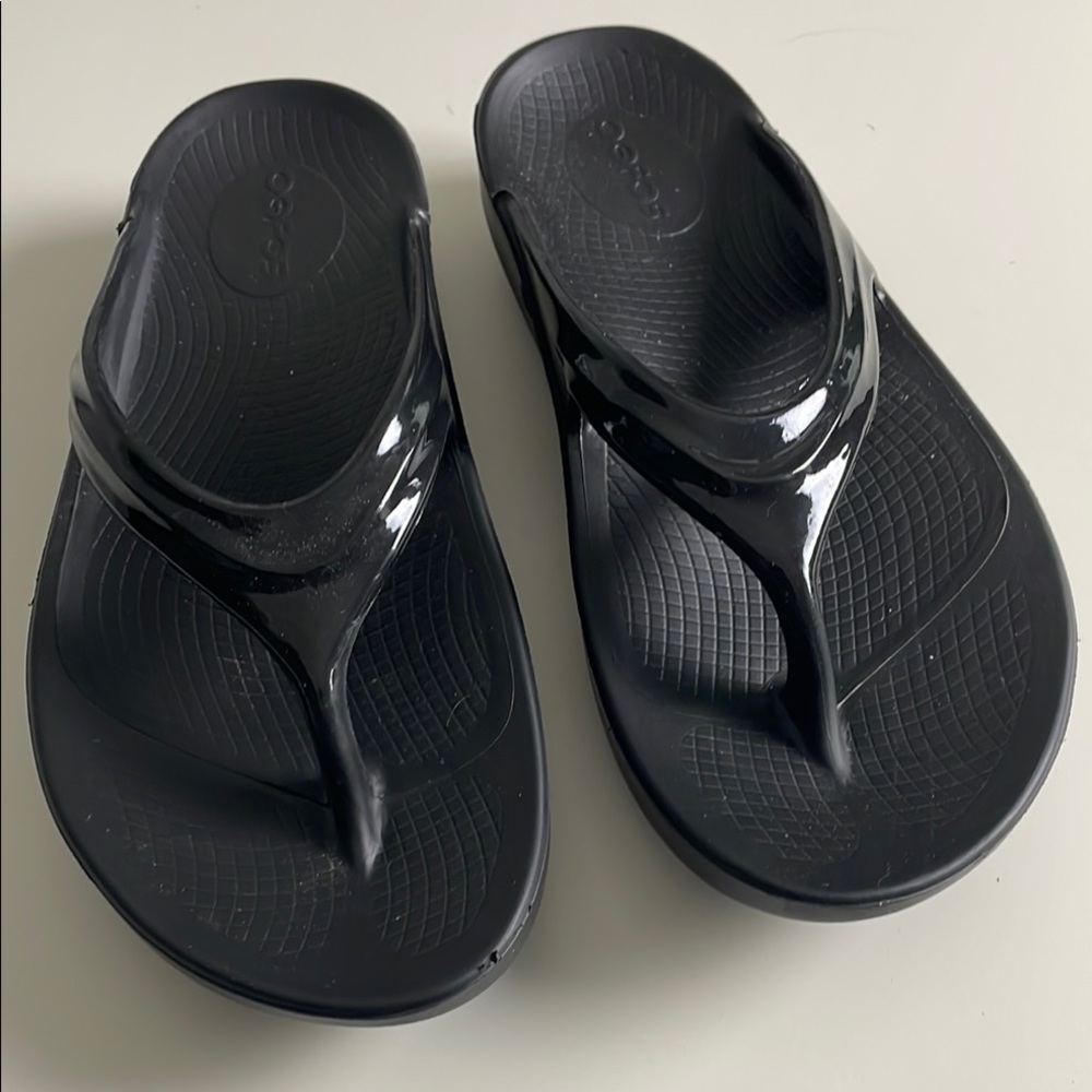 Oofos Black Flip Flops with slight heel, comfort orthopedic cushioning- 8W